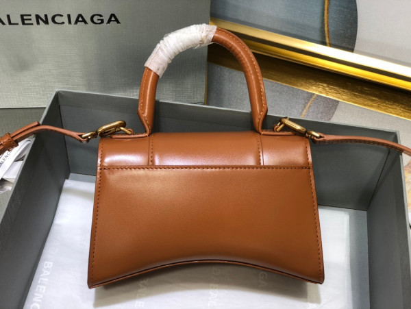 Ba*len*cia*ga hourglass