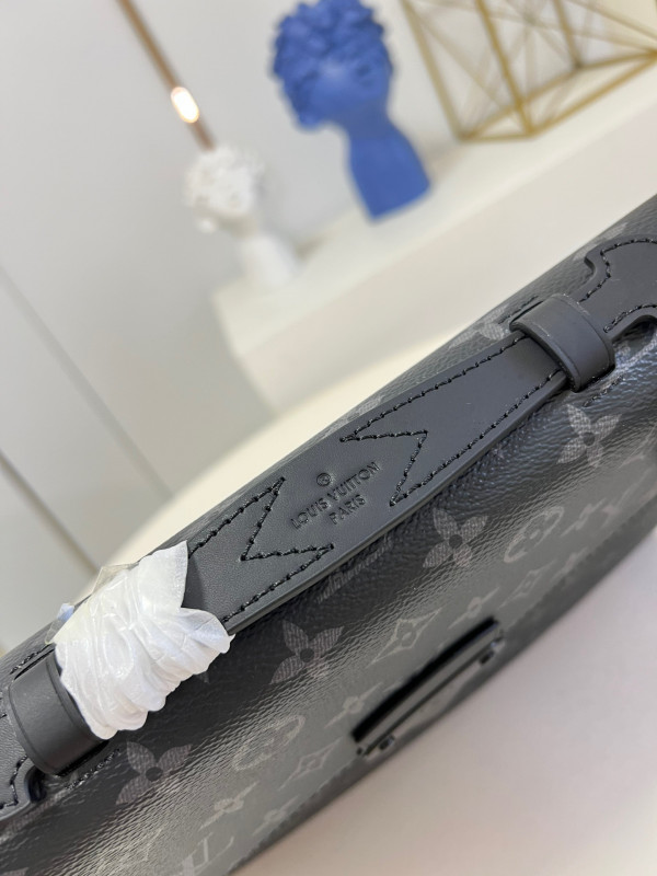 l0*is V*t0n s lock briefcase