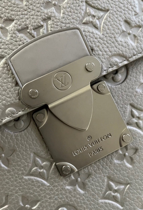 l0*is V*t0n s lock briefcase