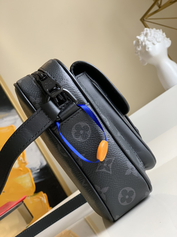 l0*is V*t0n christopher wearable wallet