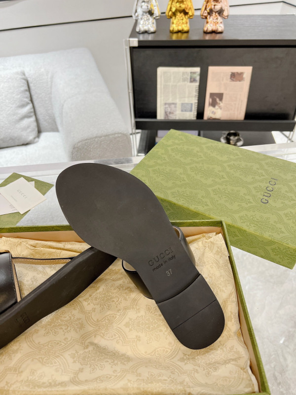 G*u*i slide sandals