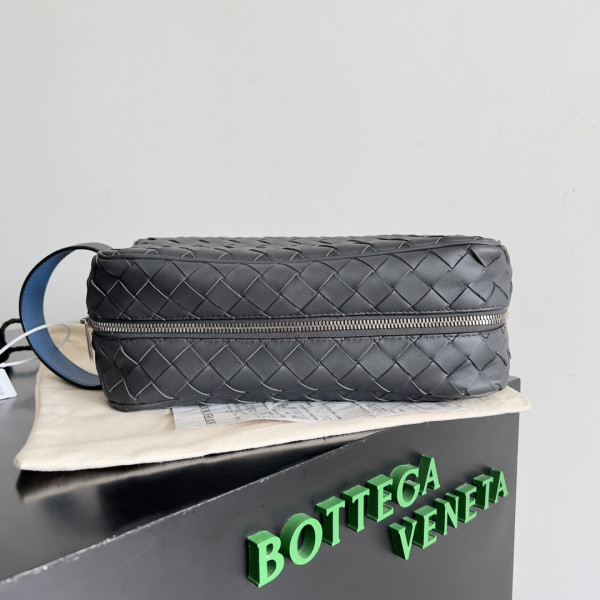 bo*te*ga Ve*ne*ta intrecciato leather wallet-on-strap