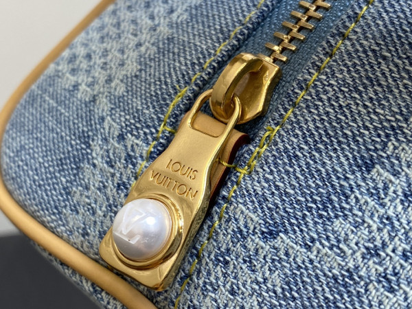 l0*is V*t0n locker dopp kit bag-23*13*12cm