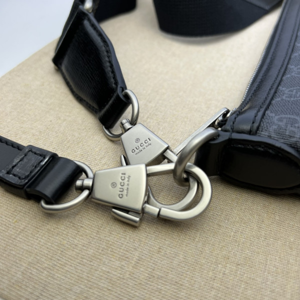 G*u*i messenger bag with interlocking g