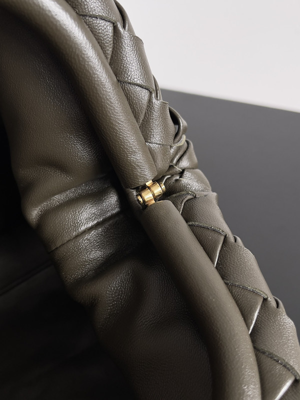 bo*te*ga Ve*ne*ta teen lauren 1980 with chain