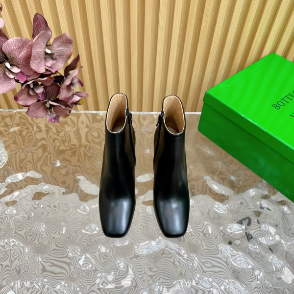 bo*te*ga Ve*ne*ta  knot ankle boot