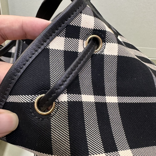 B**rry medium check drawstring pouch​