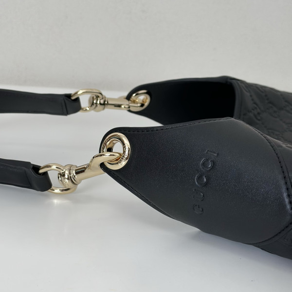 G*u*i b medium shoulder bag