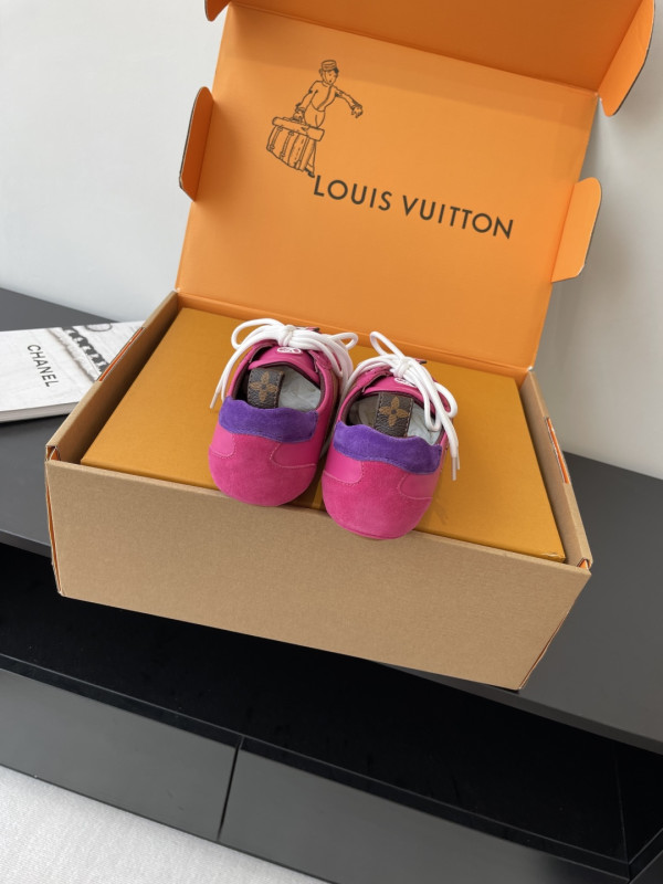 l0*is V*t0n sneakerina