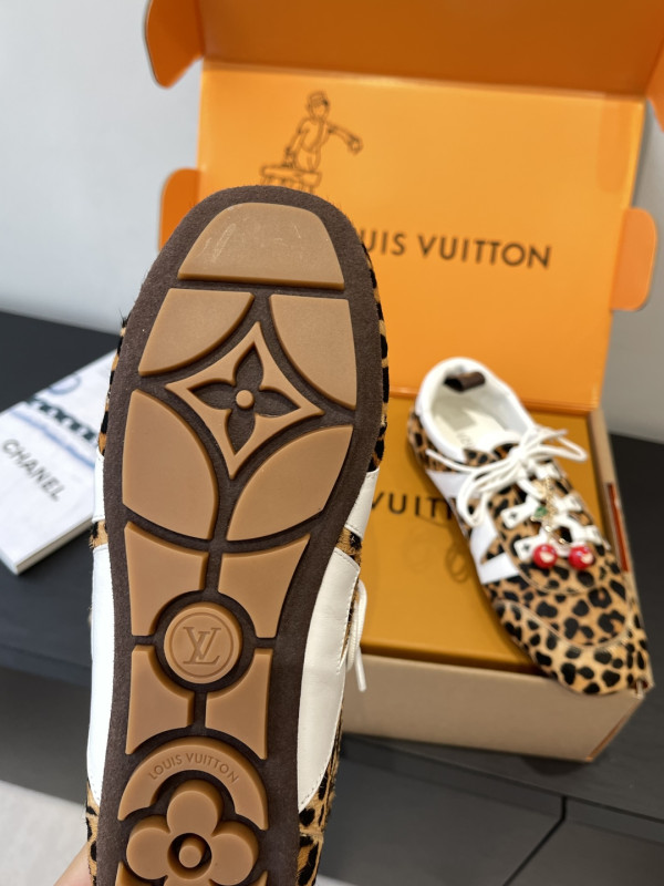 l0*is V*t0n sneakerina